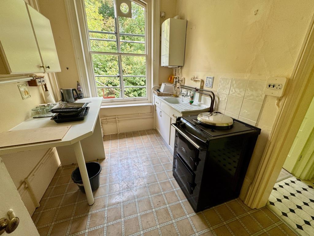 Lot: 53 - THREE-BEDROOM APARTMENT IN PERIOD BUILDING - Kitchen